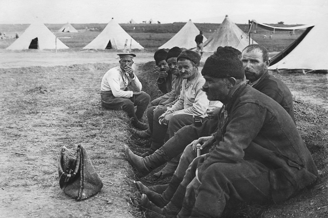 Vojnici na odmoru u srpskom logoru u Sedesu, 1916.
