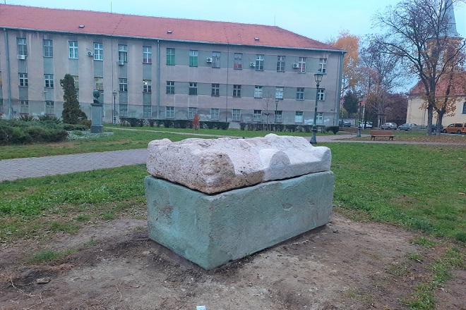 Rimski sarkofag u Zemunskom parku (fotografiju obezbedila GO Zemun)