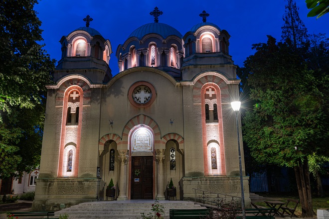 Dekorativno osvetljenje na Hramu Svetog arhangela Gavrila (foto: beograd.rs)