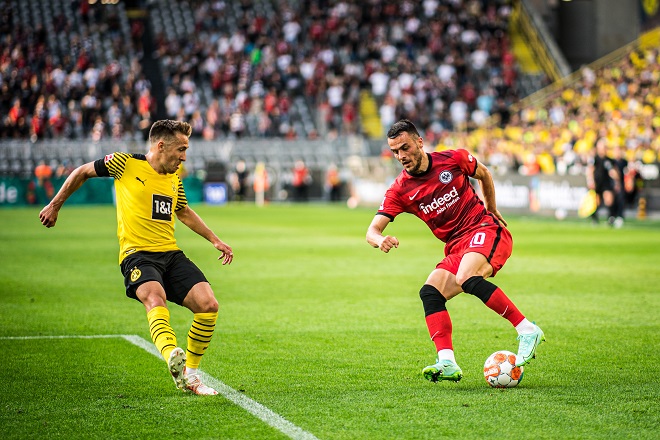 Bundesliga: Feliks Paslak i Filip Kostić (foto: Lukas Schulze / Bundesliga / Bundesliga Collection via Getty Images)