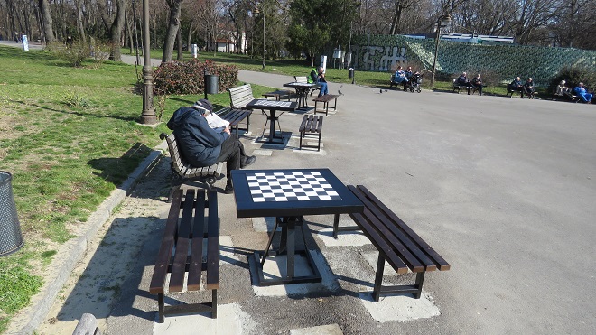 Kalemegdan: Novi šahovski stolovi i klupe (foto: Zelenilo)