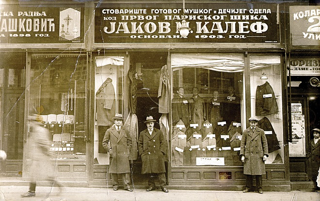Trgovac Jakov Kalef ispred svoje radnje u Kolarčevoj ulici, Beograd, oko 1925. (foto: NBS, signatura 6624-20)