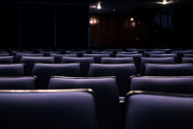 Kinoteka - letnji bioskop (foto: Thor Alvis / Unsplash)