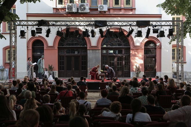 Pozorišni repertoari - avgust 2022: Teatrijum - Koliko zrnaca do šaha (foto: Konstantin Novaković)