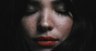 Dermatim: Uklanjanje crvenila na licu (foto: Zulmaury Saavedra / Unsplash)