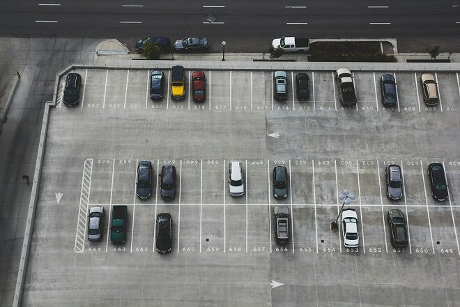 Parking servisi na aerodromima (foto: John Matychuk / Unsplash)