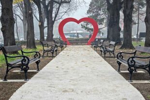 Ispred Opštine Novi Beograd: Staza za mladence - Staza ljubavi (foto: Nemanja Nikolić)