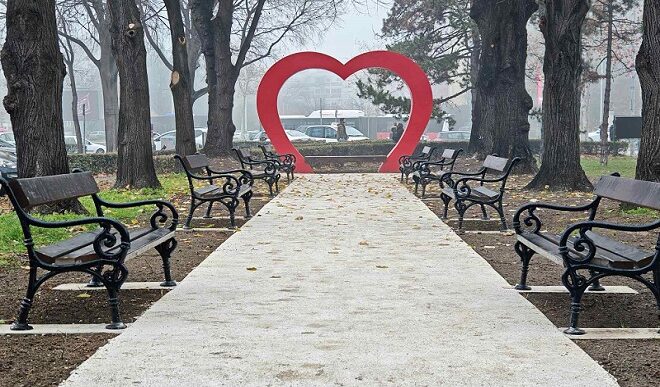 Ispred Opštine Novi Beograd: Staza za mladence - Staza ljubavi (foto: Nemanja Nikolić)