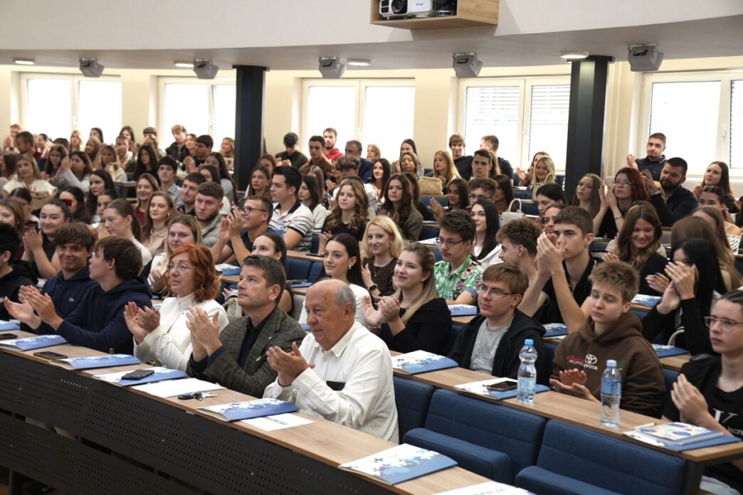 Budući studenti sa profesorima (foto: EKOF)